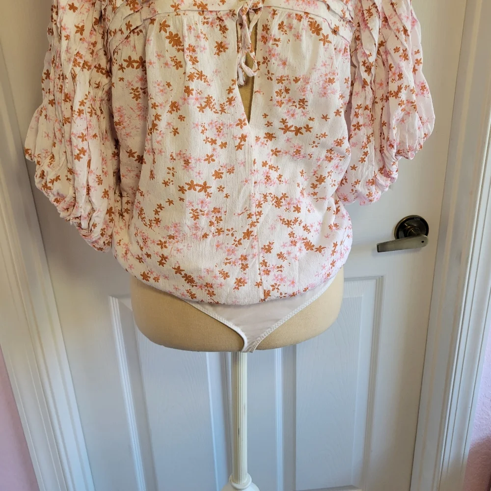 Free people dessa‎ tie back bodysuit floral top size m puff sleeves boho Spring